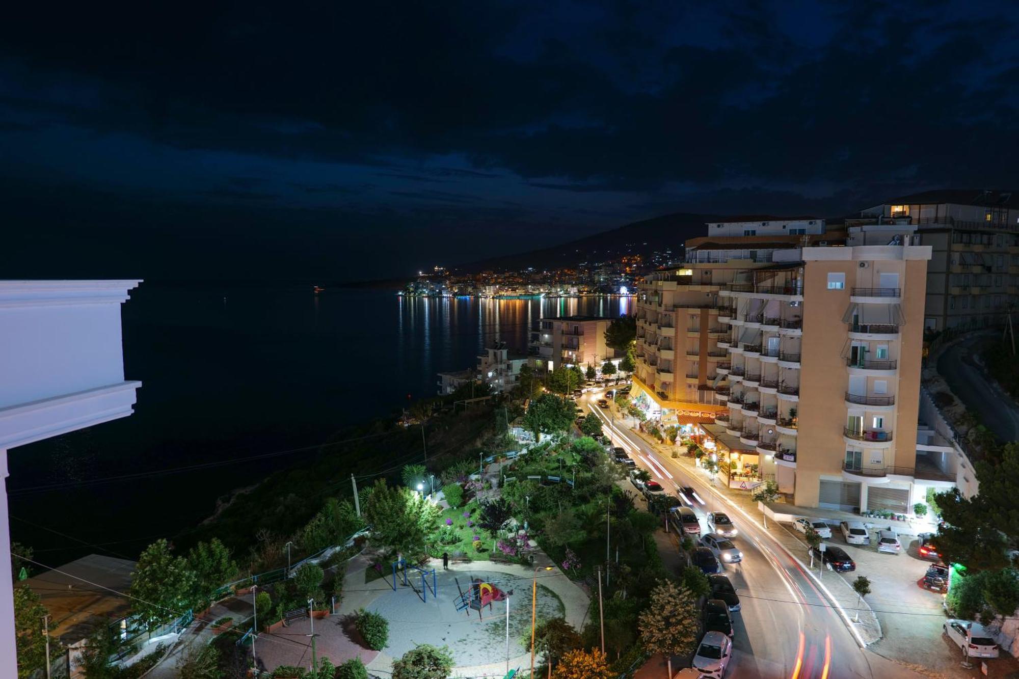 Hotel Oasis Sarandë エクステリア 写真