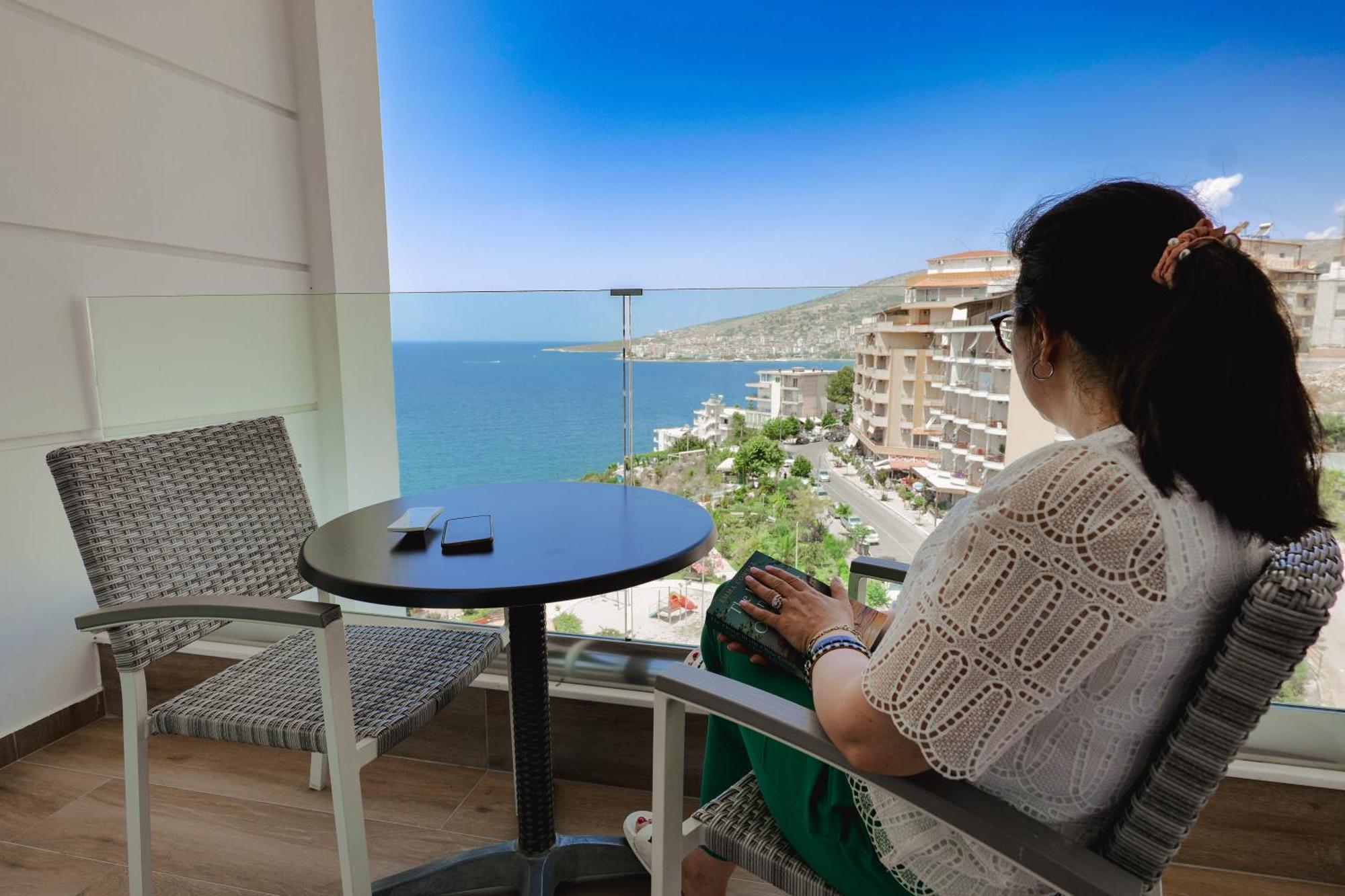 Hotel Oasis Sarandë エクステリア 写真