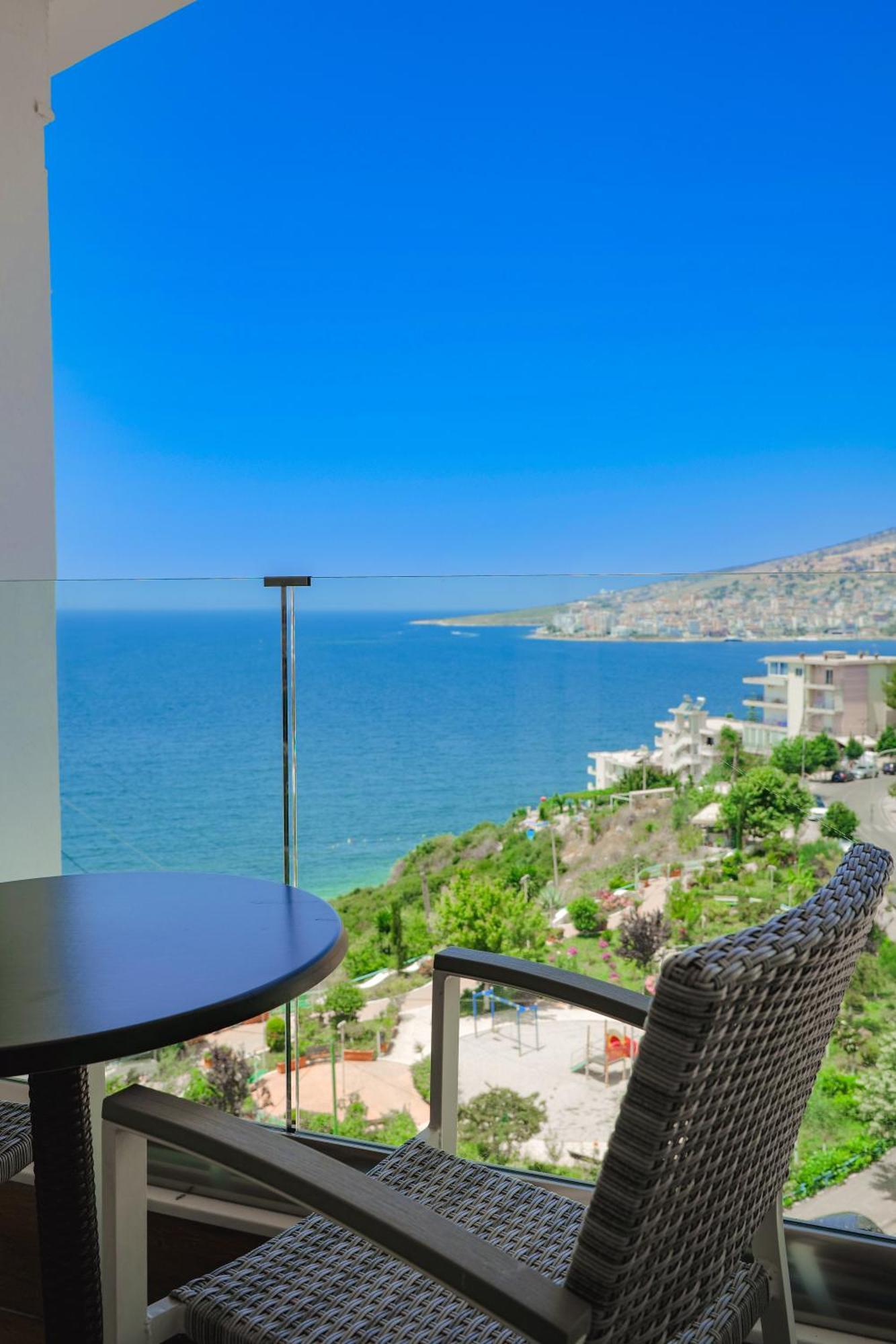 Hotel Oasis Sarandë エクステリア 写真