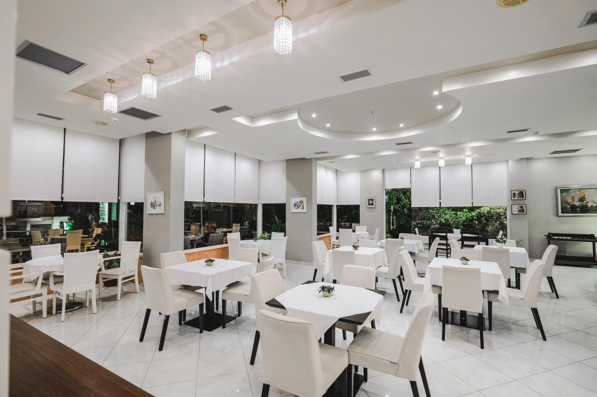 Hotel Oasis Sarandë エクステリア 写真