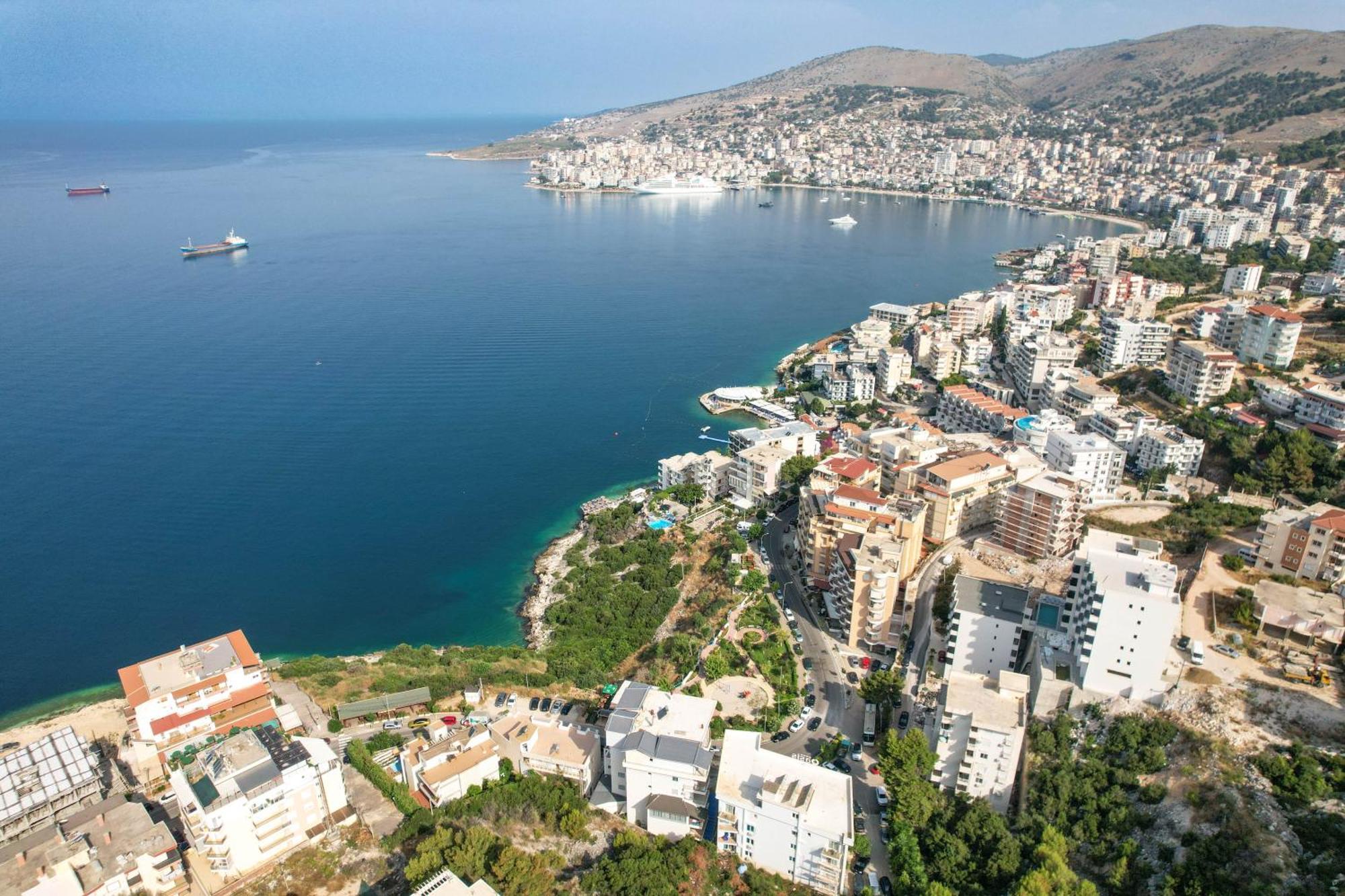 Hotel Oasis Sarandë エクステリア 写真