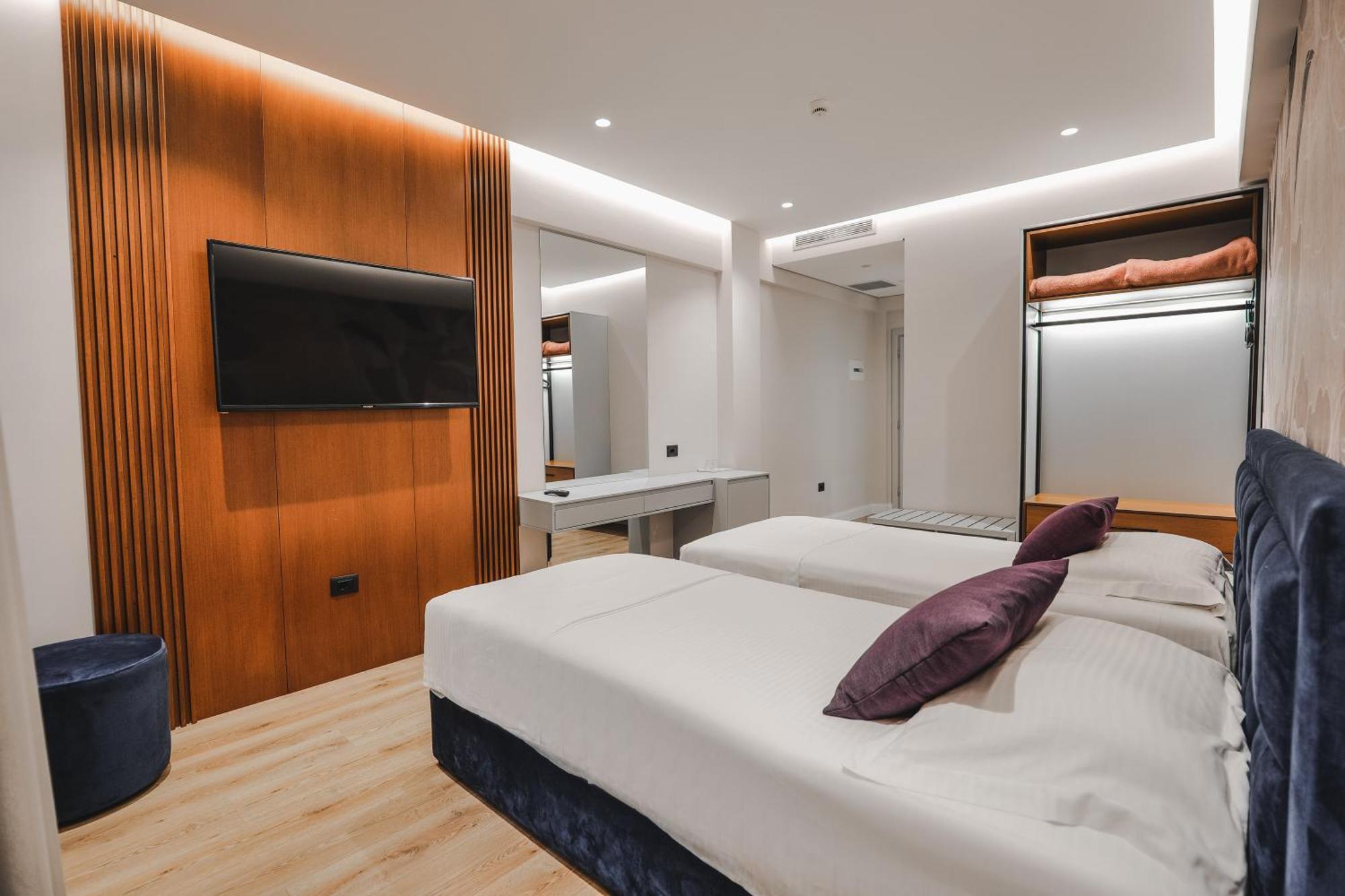 Hotel Oasis Sarandë エクステリア 写真