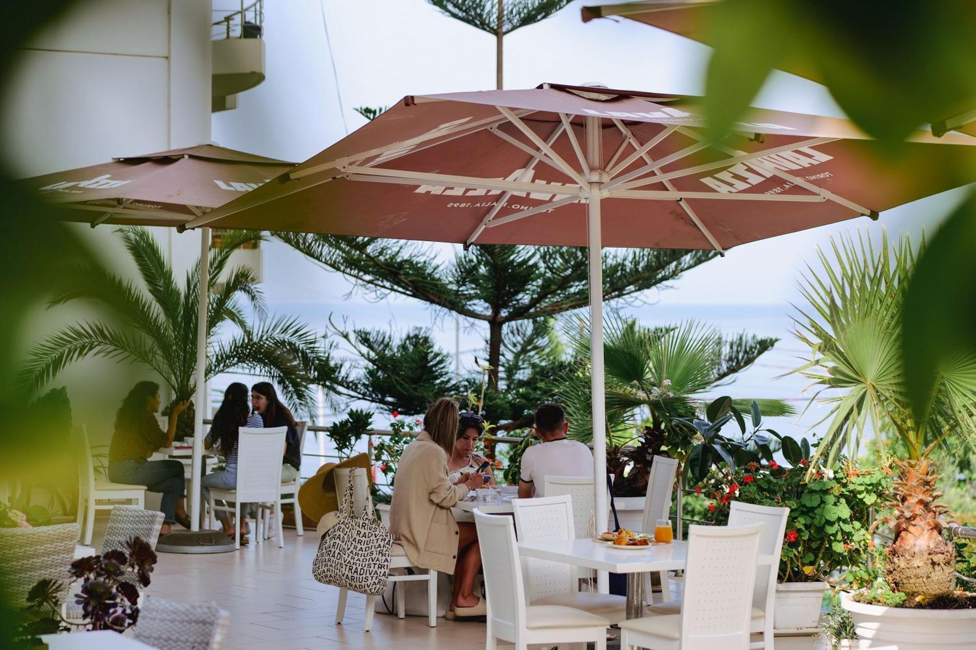 Hotel Oasis Sarandë エクステリア 写真
