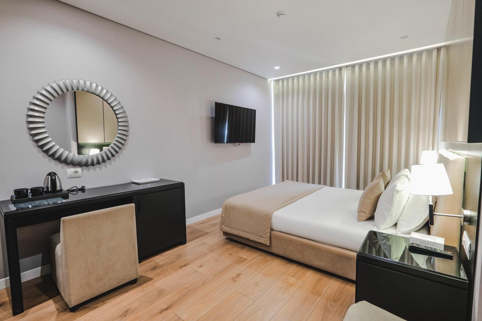 Hotel Oasis Sarandë エクステリア 写真