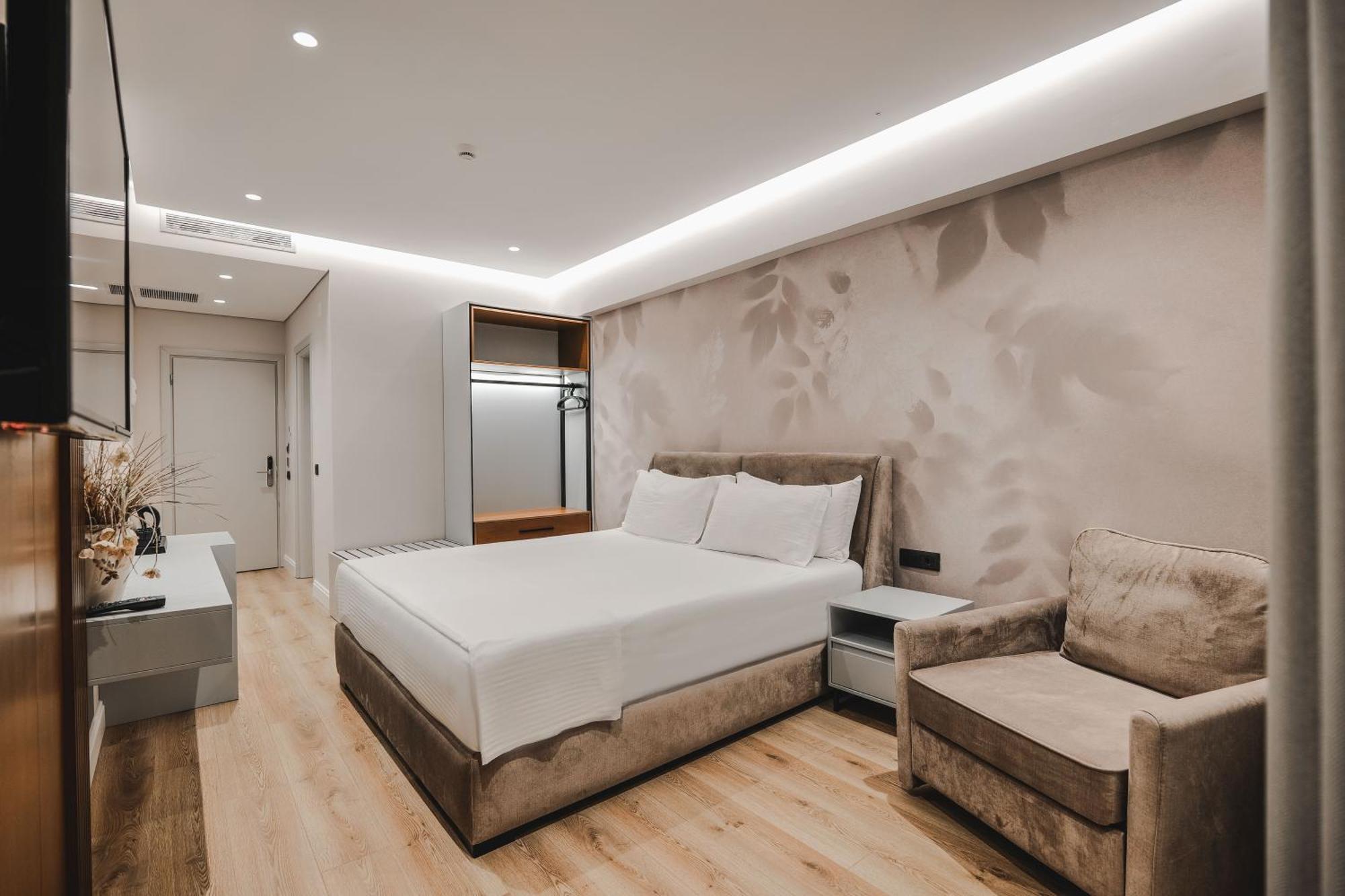 Hotel Oasis Sarandë エクステリア 写真