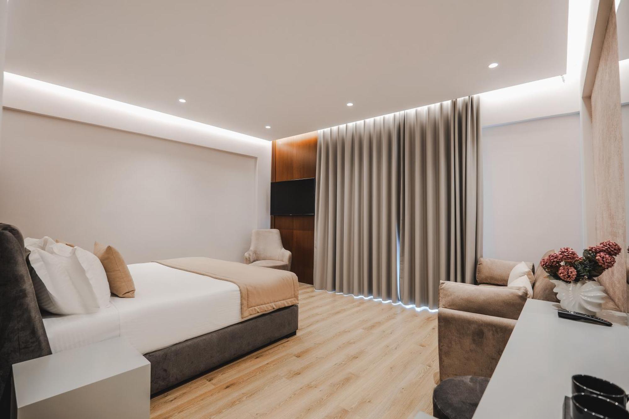 Hotel Oasis Sarandë エクステリア 写真