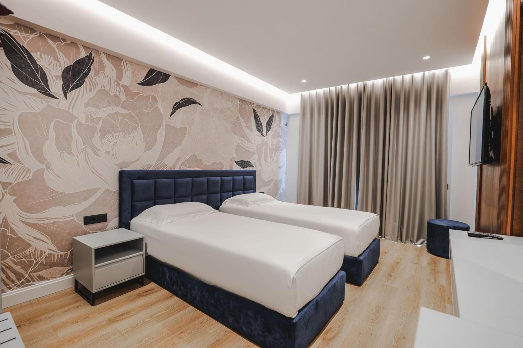 Hotel Oasis Sarandë エクステリア 写真