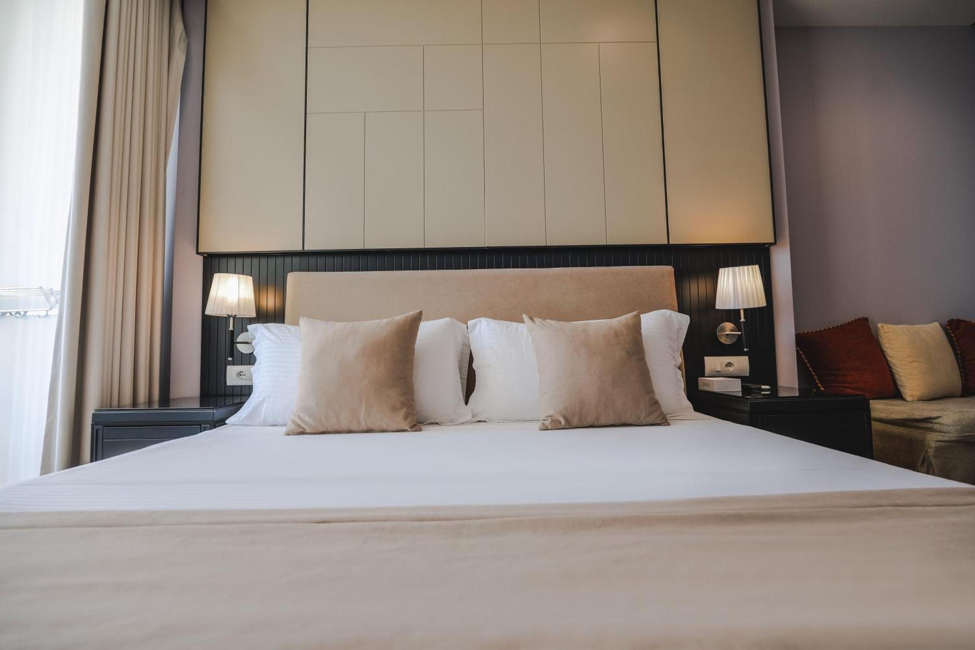 Hotel Oasis Sarandë エクステリア 写真