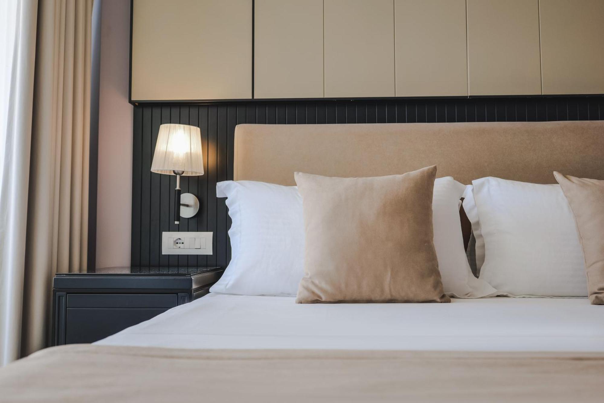 Hotel Oasis Sarandë エクステリア 写真