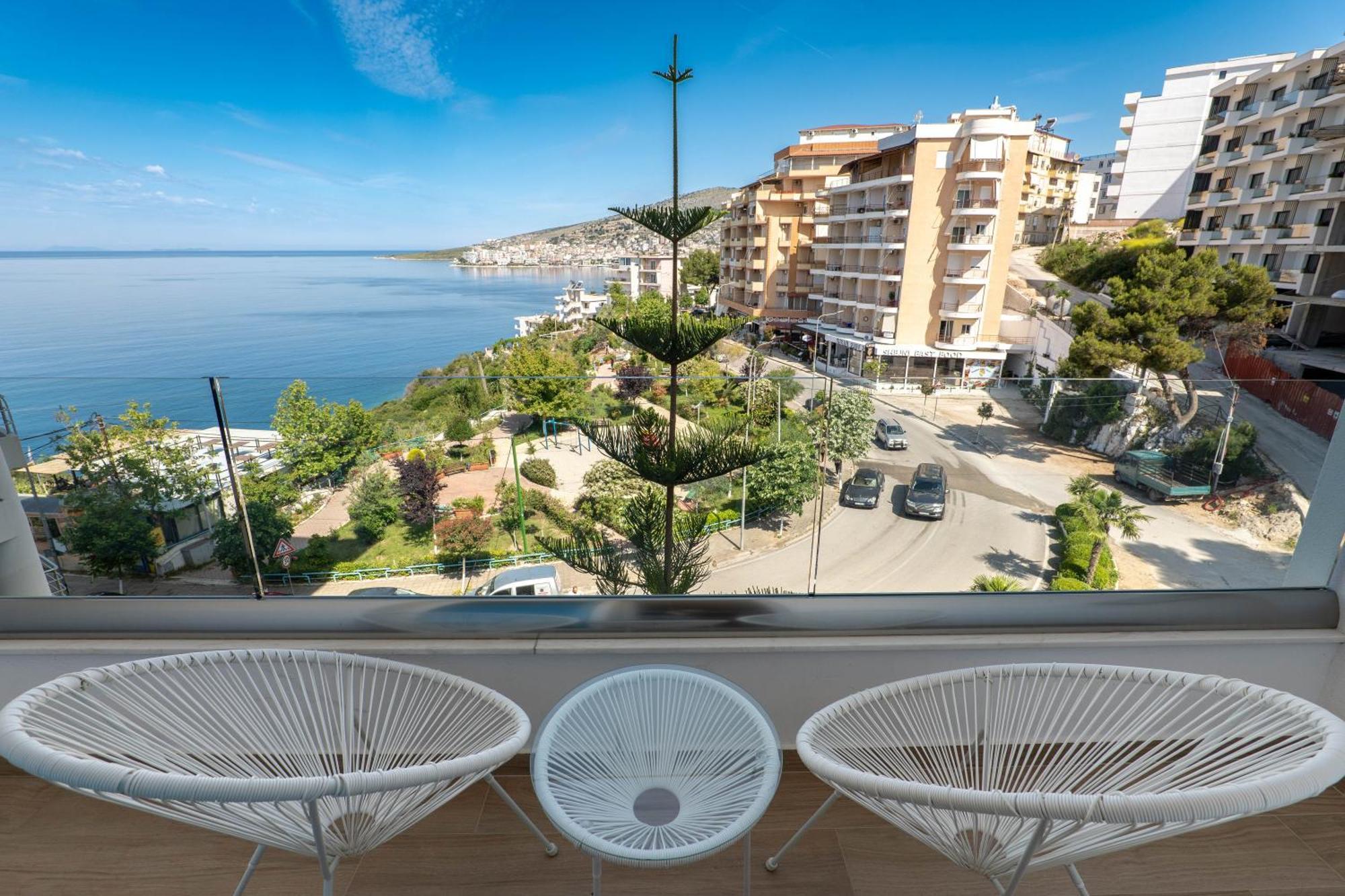 Hotel Oasis Sarandë エクステリア 写真