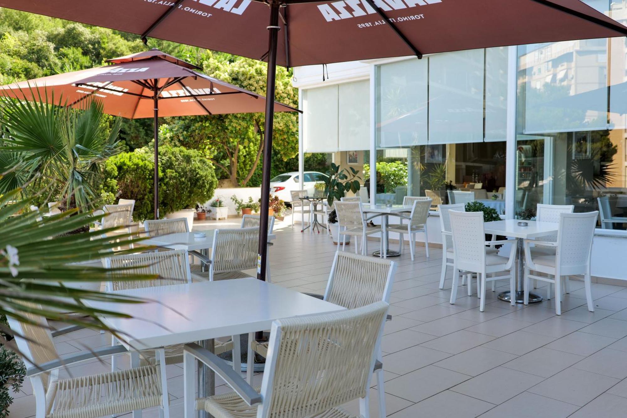 Hotel Oasis Sarandë エクステリア 写真