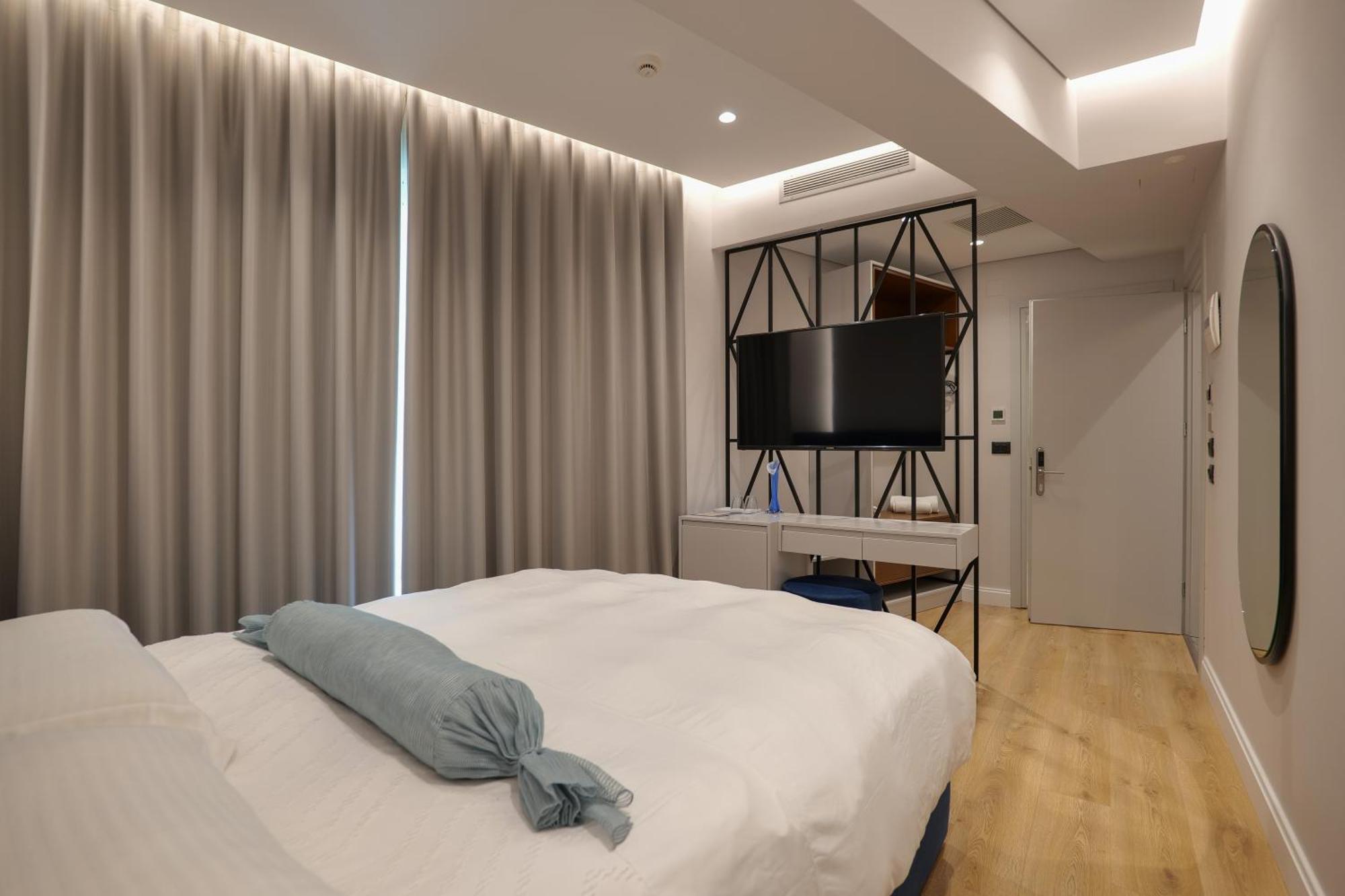 Hotel Oasis Sarandë エクステリア 写真